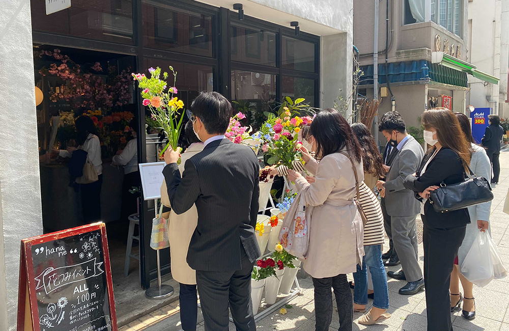 規格外生花「チャンスフラワー」を1本100円で販売するイベント「花つみ」